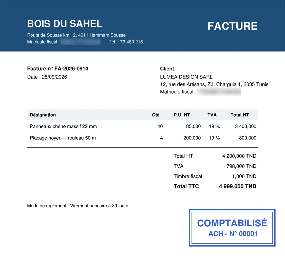 الفاتورة الممسوحة نفسها مطبوعة مع الختم الأزرق « COMPTABILISÉ · ACH - N° 00001 » الذي يحيل إلى القطعة المحاسبية. المعرّفات الجبائية مموّهة.